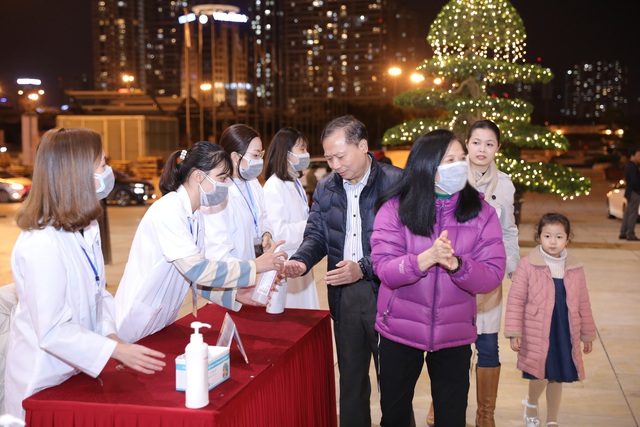 Khán giả đeo khẩu trang, ngồi kín khán phòng… nghe nhạc - 6 Khán giả đeo khẩu trang, ngồi kín khán phòng… nghe nhạc - 6
