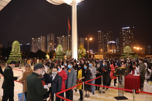 Khán giả đeo khẩu trang, ngồi kín khán phòng… nghe nhạc - 2 Khán giả đeo khẩu trang, ngồi kín khán phòng… nghe nhạc - 2
