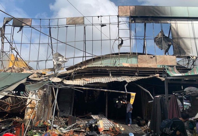 Cháy chợ ở Kiên Giang, 6 ki ốt bị thiêu rụi - 2