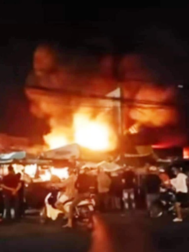 Cháy chợ ở Kiên Giang, 6 ki ốt bị thiêu rụi - 1
