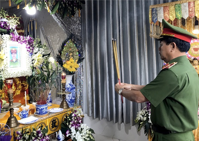 Nam thanh niên tông chết CSGT bị khởi tố tội giết người - 1 Nam thanh niên tông chết CSGT bị khởi tố tội giết người - 1