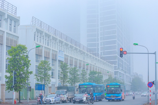 Hà Nội: Sương mù bao phủ dày đặc, các tòa nhà cao tầng bất ngờ biến mất - 1