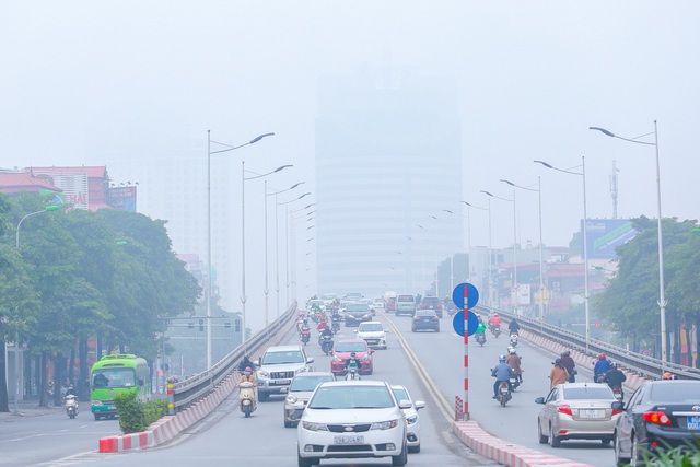 Hà Nội: Sương mù bao phủ dày đặc, các tòa nhà cao tầng bất ngờ biến mất - 2