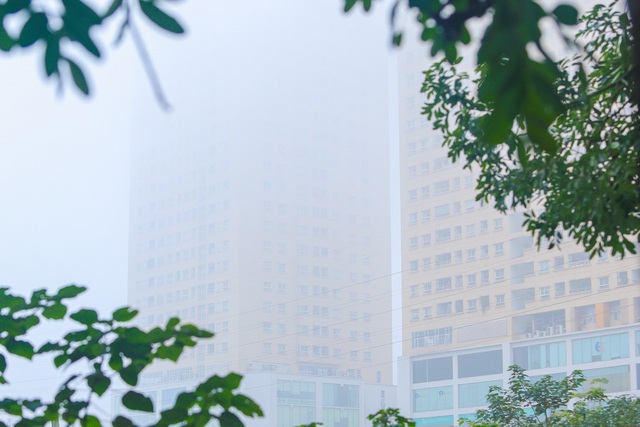 Hà Nội: Sương mù bao phủ dày đặc, các tòa nhà cao tầng bất ngờ biến mất - 3