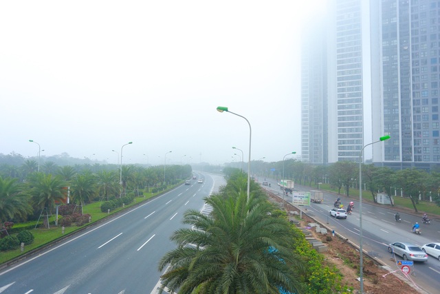Hà Nội: Sương mù bao phủ dày đặc, các tòa nhà cao tầng bất ngờ biến mất - 5