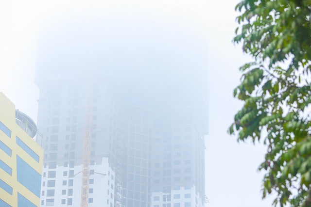 Hà Nội: Sương mù bao phủ dày đặc, các tòa nhà cao tầng bất ngờ biến mất - 7
