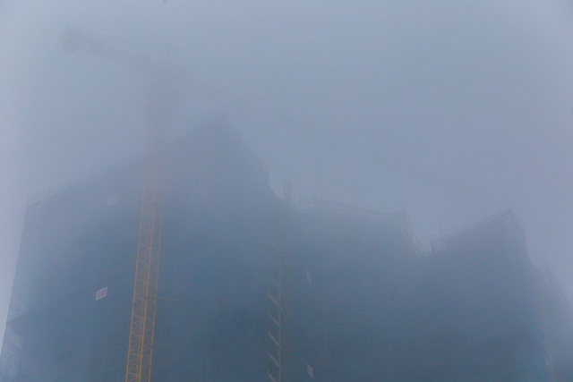 Hà Nội: Sương mù bao phủ dày đặc, các tòa nhà cao tầng bất ngờ biến mất - 8