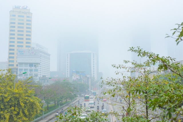 Hà Nội: Sương mù bao phủ dày đặc, các tòa nhà cao tầng bất ngờ biến mất - 10