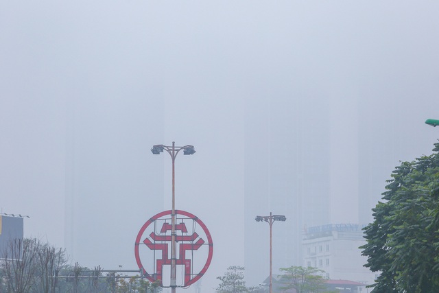Hà Nội: Sương mù bao phủ dày đặc, các tòa nhà cao tầng bất ngờ biến mất - 11