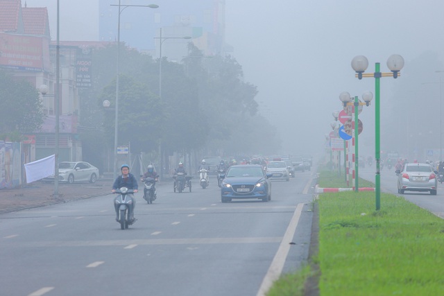 Hà Nội: Sương mù bao phủ dày đặc, các tòa nhà cao tầng bất ngờ biến mất - 12