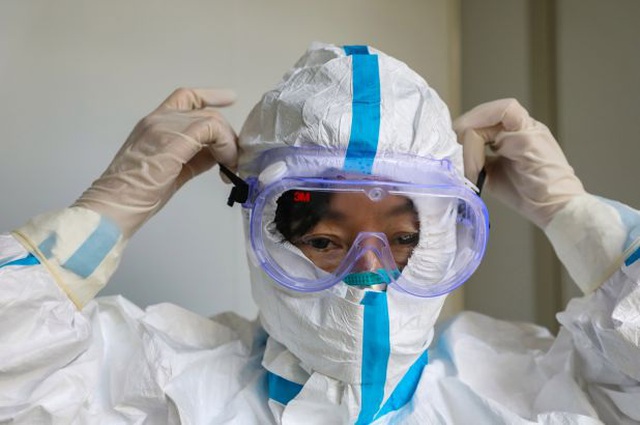 1.700 nhân viên y tế nhiễm virus corona, Trung Quốc đối mặt khủng hoảng mới - 1