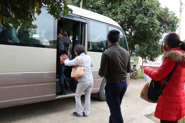 Lào Cai: Sau 14 ngày cách ly, 52 người đầu tiên được về nhà - 3