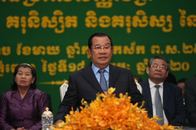 Ông Hun Sen lên tiếng vụ khách trên tàu cập bến Campuchia nhiễm corona - 1