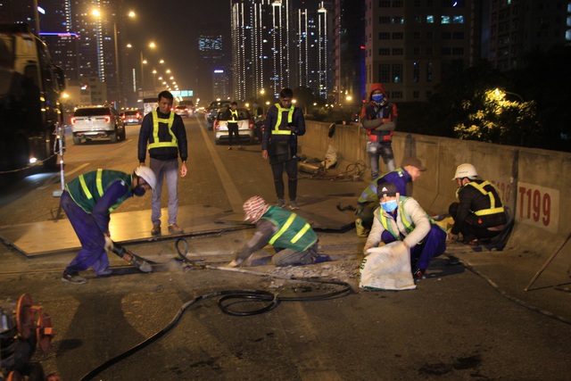 Hà Nội: Công nhân xuyên đêm sửa chữa đường vành đai 3 trên cao - 7 Hà Nội: Công nhân xuyên đêm sửa chữa đường vành đai 3 trên cao - 7