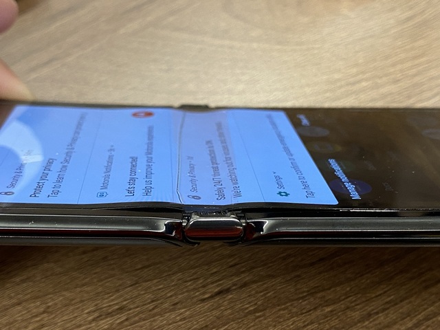 Màn hình gập Motorola Razr 2019 bị bong sau 1 tuần sử dụng - 2