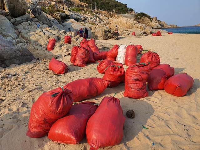 Hàng trăm người thu gom 30 tấn rác, giải cứu bãi biển xinh đẹp - 7