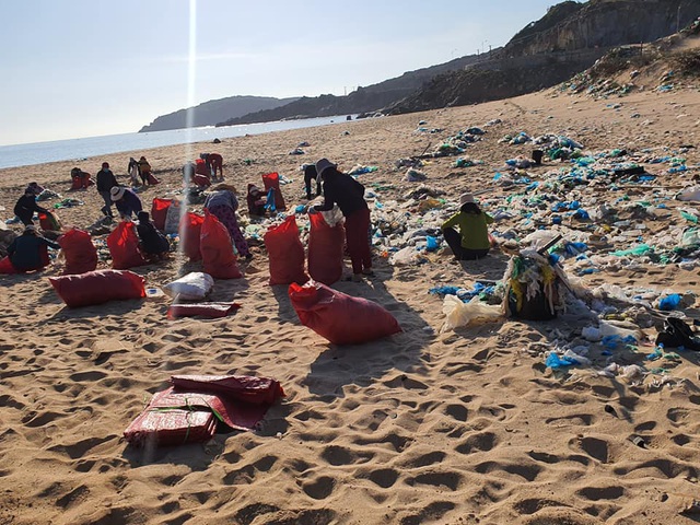 Hàng trăm người thu gom 30 tấn rác, giải cứu bãi biển xinh đẹp - 5