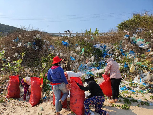 Hàng trăm người thu gom 30 tấn rác, giải cứu bãi biển xinh đẹp - 10