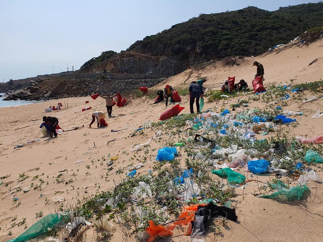 Hàng trăm người thu gom 30 tấn rác, giải cứu bãi biển xinh đẹp - 9