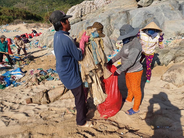 Hàng trăm người thu gom 30 tấn rác, giải cứu bãi biển xinh đẹp - 8