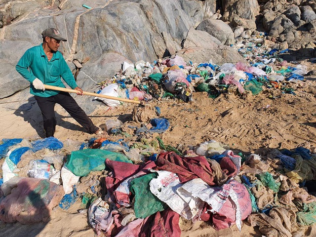 Hàng trăm người thu gom 30 tấn rác, giải cứu bãi biển xinh đẹp - 6