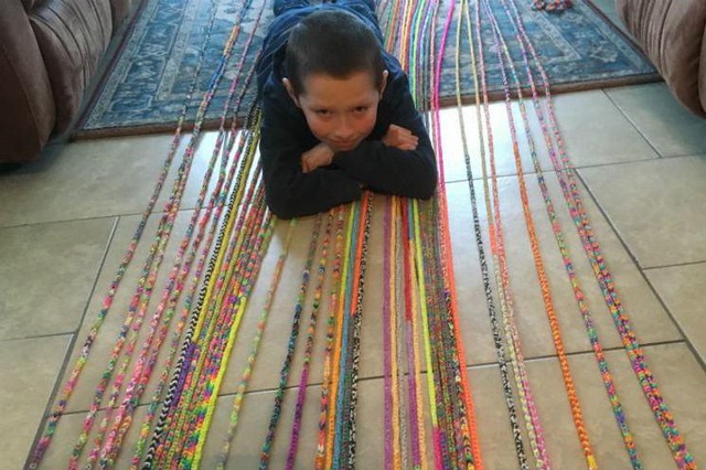 Bé trai 10 tuổi tết thành công vòng đeo tay dài nhất thế giới - 1
