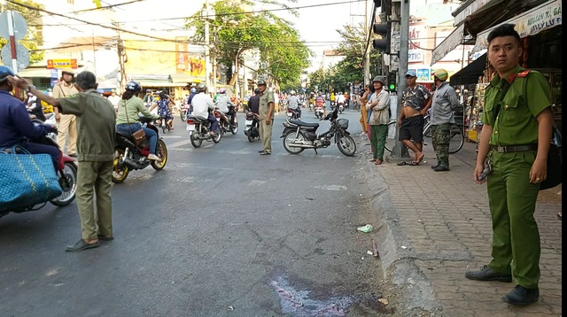 Thanh ni&ecirc;n đang ngồi uống c&agrave; ph&ecirc; bị truy s&aacute;t tử vong - 1