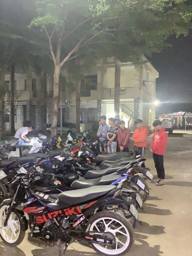 Vây bắt hàng chục quái xế chuẩn bị tổ chức đua xe trên quốc lộ - 2 Vây bắt hàng chục quái xế chuẩn bị tổ chức đua xe trên quốc lộ - 2