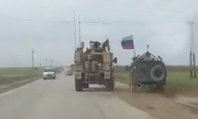 Xe thiết giáp Mỹ bị nghi tạt đầu, đẩy xe quân sự Nga khỏi đường ở Syria - 1 Xe thiết giáp Mỹ bị nghi tạt đầu, đẩy xe quân sự Nga khỏi đường ở Syria - 1