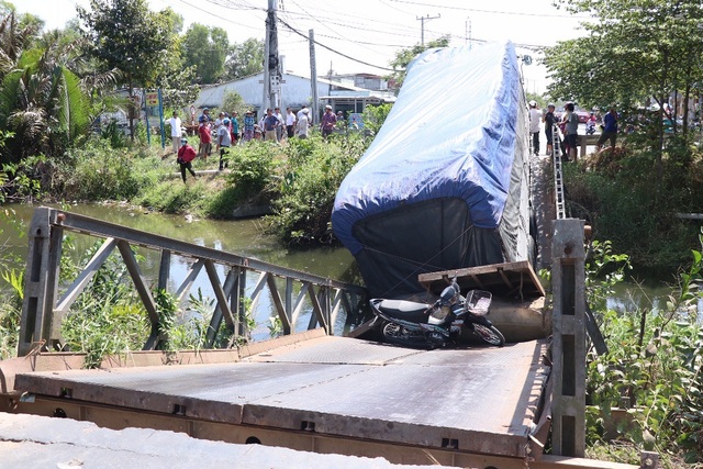 Cầu 8 tấn bị sập xuống sông vì xe tải 24 tấn cố “trèo” qua - 4