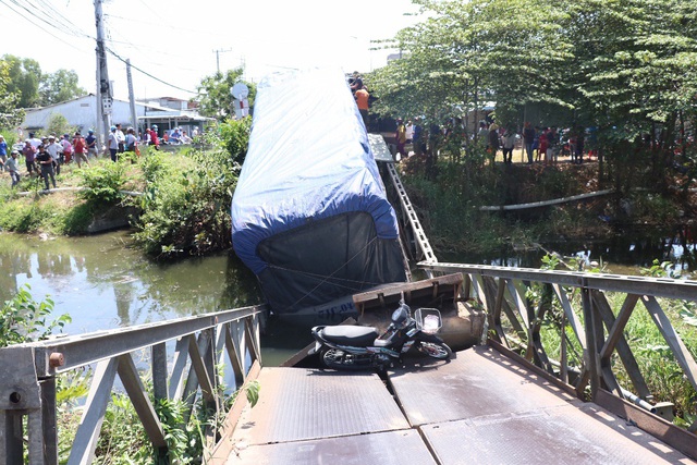 Cầu 8 tấn bị sập xuống sông vì xe tải 24 tấn cố “trèo” qua - 3
