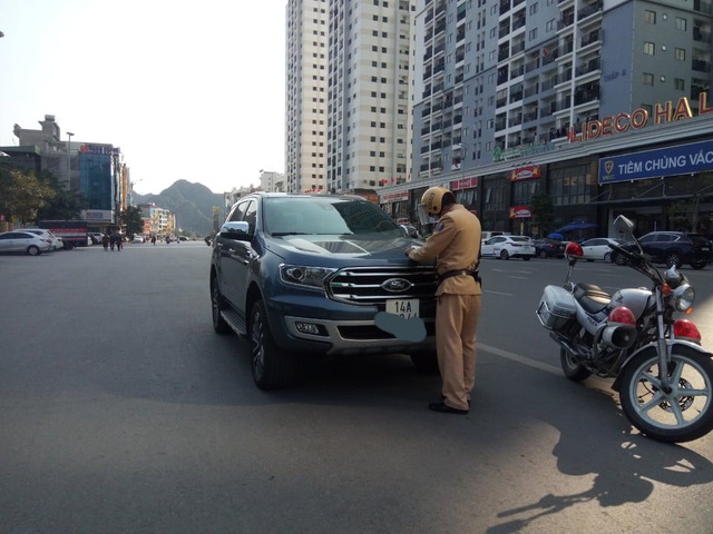 CSGT Hạ Long ghi hình, dán thông báo phạt nguội... như Tây - 1