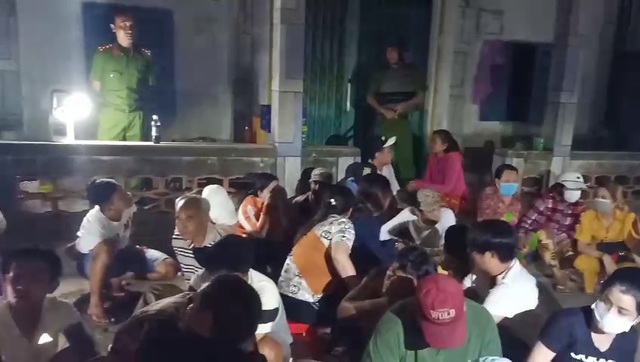 Bắt quả tang 44 đối tượng đánh bạc, tạm giữ gần 300 triệu đồng - 1 Bắt quả tang 44 đối tượng đánh bạc, tạm giữ gần 300 triệu đồng - 1