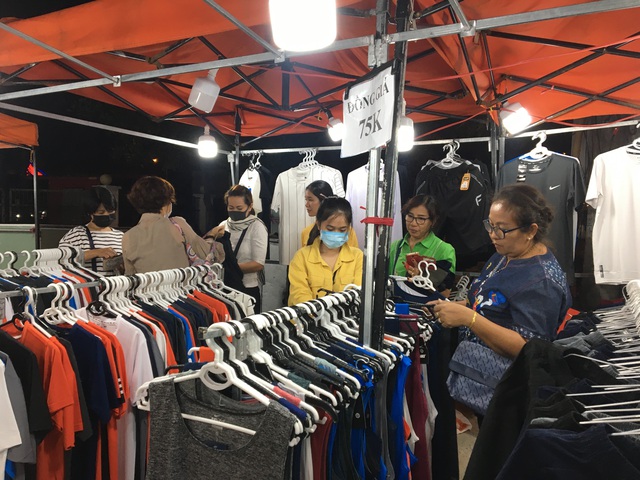 Chợ đêm Sơn Trà vẫn tấp nập khách trong mùa dịch Covid-19 - 3 Chợ đêm Sơn Trà vẫn tấp nập khách trong mùa dịch Covid-19 - 3