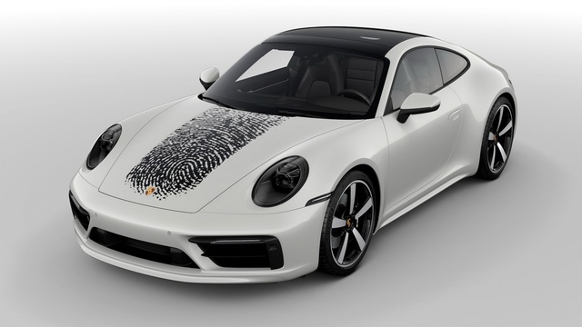 Tốn hơn 8.000 USD để in dấu vân tay khổng lồ lên nắp ca-pô xe Porsche 911 - 1