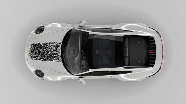 Tốn hơn 8.000 USD để in dấu vân tay khổng lồ lên nắp ca-pô xe Porsche 911 - 3
