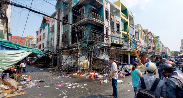 6 người mắc kẹt trong ngôi nhà cháy dữ dội ở Sài Gòn - 2