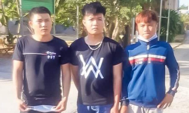 Bị ép ngã xe, 3 thanh niên bắn bể kính hàng loạt xe khách - 1
