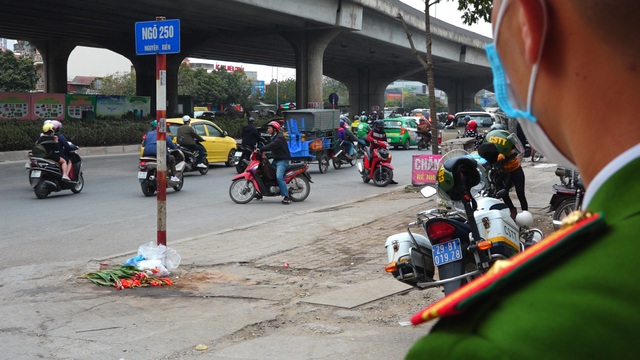 Đoàn xe băng băng đi ngược đường Hà Nội phản ứng bất ngờ khi gặp CSGT - 4