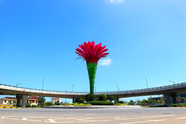 Giới trẻ thích thú check-in cầu vượt biểu tượng hoa xương rồng - 3 Giới trẻ thích thú check-in cầu vượt biểu tượng hoa xương rồng - 3