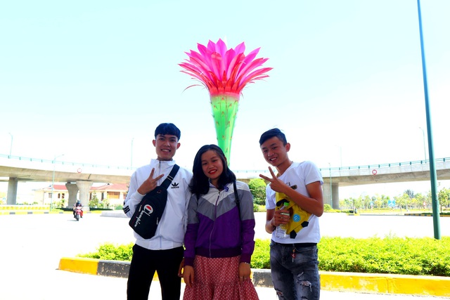 Giới trẻ thích thú check-in cầu vượt biểu tượng hoa xương rồng - 4 Giới trẻ thích thú check-in cầu vượt biểu tượng hoa xương rồng - 4