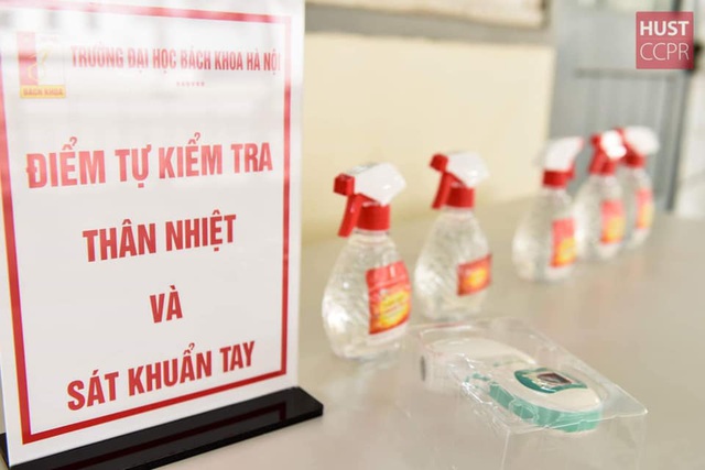 Những sinh viên đầu tiên trở lại trường sau kỳ nghỉ vì covid-19 - 1 Những sinh viên đầu tiên trở lại trường sau kỳ nghỉ vì covid-19 - 1
