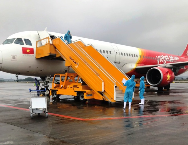 Chuyến bay đầu tiên chở 221 người Việt từ Hàn Quốc hạ cánh xuống Vân Đồn - 1