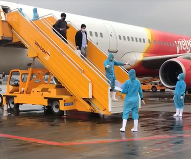 Chuyến bay đầu tiên chở 221 người Việt từ Hàn Quốc hạ cánh xuống Vân Đồn - 2