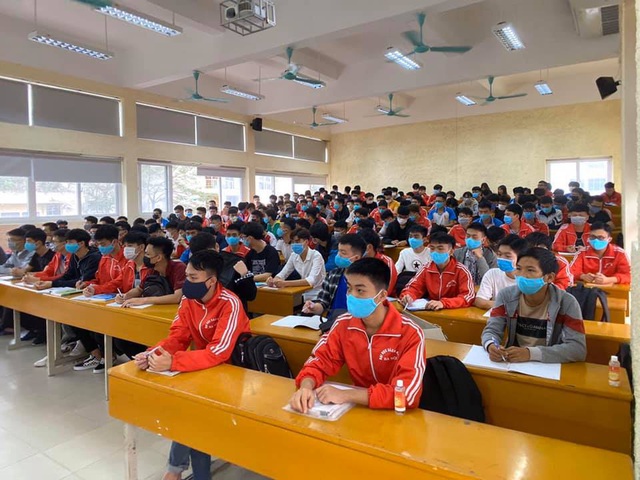 Những sinh viên đầu tiên trở lại trường sau kỳ nghỉ vì covid-19 - 6 Những sinh viên đầu tiên trở lại trường sau kỳ nghỉ vì covid-19 - 6