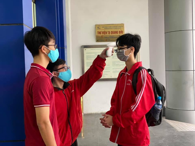 Những sinh viên đầu tiên trở lại trường sau kỳ nghỉ vì covid-19 - 4 Những sinh viên đầu tiên trở lại trường sau kỳ nghỉ vì covid-19 - 4