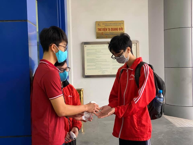 Những sinh viên đầu tiên trở lại trường sau kỳ nghỉ vì covid-19 - 3 Những sinh viên đầu tiên trở lại trường sau kỳ nghỉ vì covid-19 - 3