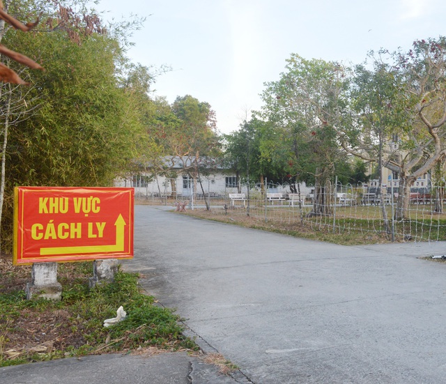 Đưa hơn 120 người về c&aacute;ch ly ở Trường Qu&acirc;n sự Qu&acirc;n khu 9  - 3