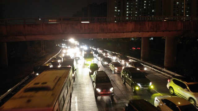 Hà Nội: Đường Vành đai 3 ùn tắc nghiêm trọng từ chiều đến đêm - 6 Hà Nội: Đường Vành đai 3 ùn tắc nghiêm trọng từ chiều đến đêm - 6