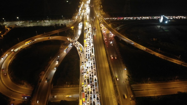 Hà Nội: Đường Vành đai 3 ùn tắc nghiêm trọng từ chiều đến đêm - 8 Hà Nội: Đường Vành đai 3 ùn tắc nghiêm trọng từ chiều đến đêm - 8